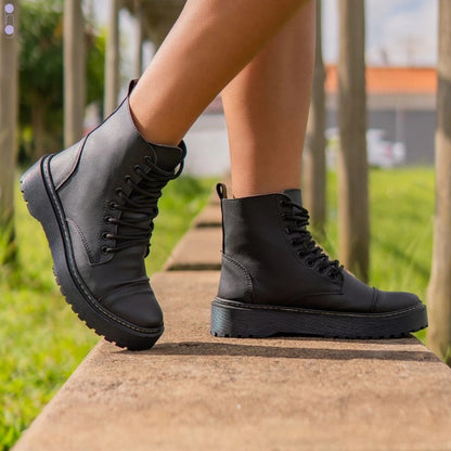 Bota Coturno Feminina Tratorada de Cano Curto