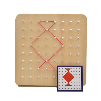 Brinquedo Montessori Geométrico em Madeira – Tabuleiro Educativo com Cartas e Elásticos Coloridos